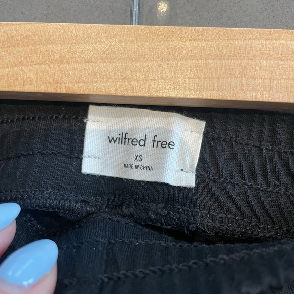 Brand new black aritiza weekend shorts, xs - Picture 4 of 4